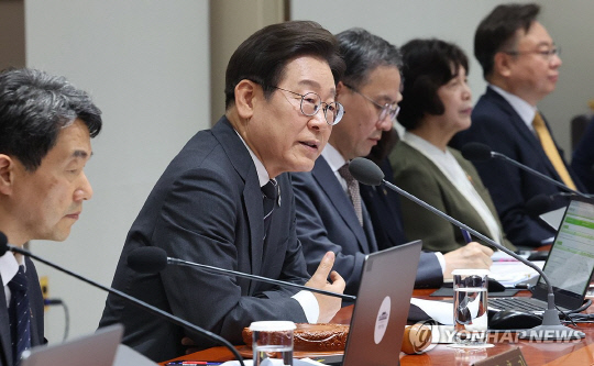 이재명 대통령이 19일 국무회의를 주재하고 있다. 이날 국무회의에서 정부의 2차 추경안이 통과됐다. 연합뉴스